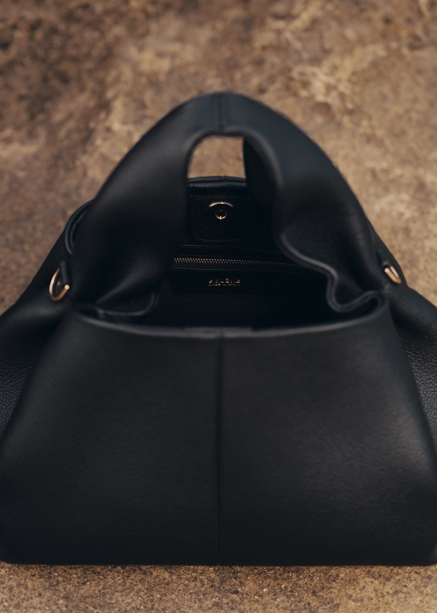 Numéro Neuf – Noir texturé